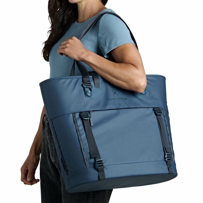 carryouttm-soft-cooler-tote-30-l-i3 250815_hydro_s26_hb_14614_2.jpg