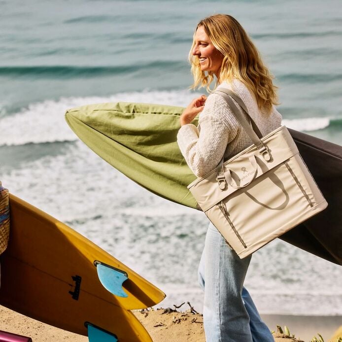 carryouttm-soft-cooler-tote-20-l-h6 hf_carryout_bouwer_d1_l1_torrey_pines_lifestyle_1142_1_1.jpg