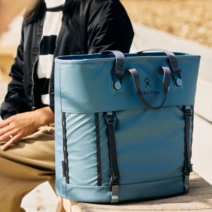 carryouttm-soft-cooler-tote-30-l-i3 hf_carryout_bouwer_d2_l2_parking_soccer_1930_1_1.jpg