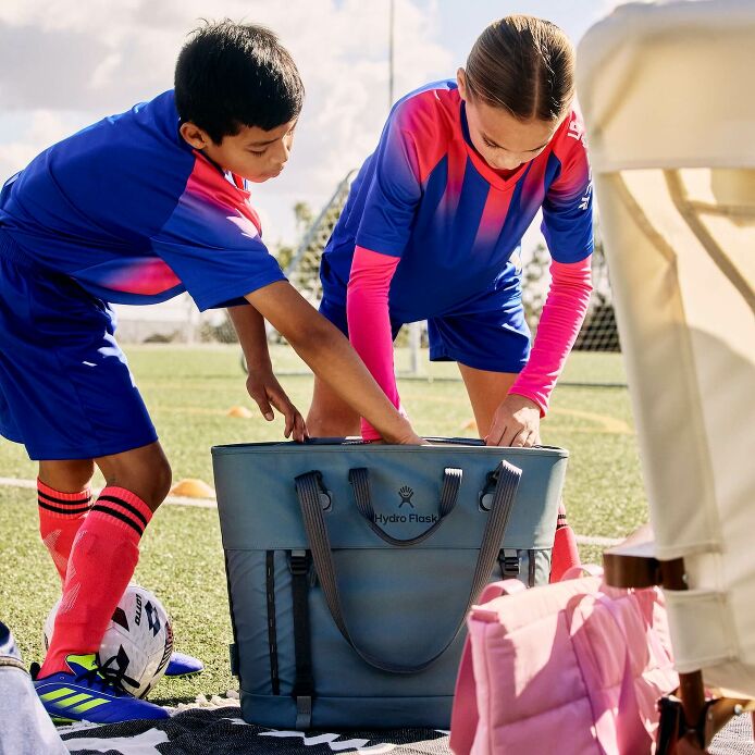 carryouttm-soft-cooler-tote-30-l-i3 hf_carryout_bouwer_d2_l2_parking_soccer_2454_1_1.jpg