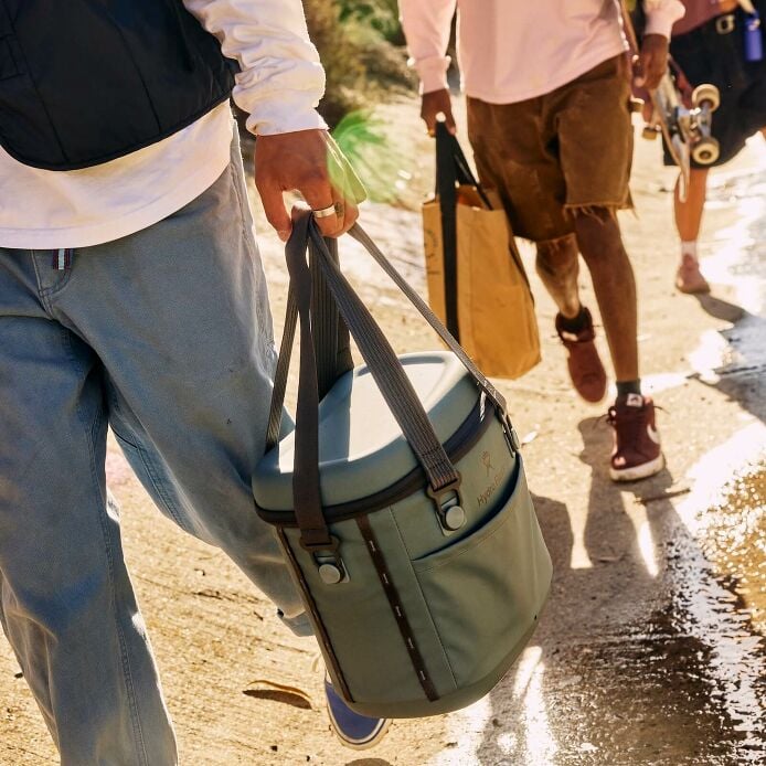 carryouttm-soft-cooler-10-l-h7 hf_carryout_bouwer_d2_l3_skate_ditch_3744_5.jpg
