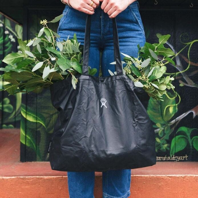 20-l-tag-along-tote-o7 s25_tagalongtote_post_3_1_1_1.jpg